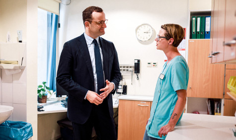 Bundesgesundheitsminister Spahn unterhält sich mit einer Pflegekraft (Bildquelle: BMG) Foto: Bundesgesundheitsminister Spahn unterhält sich mit einer Pflegekraft