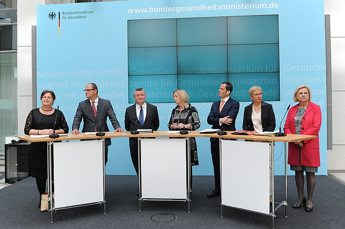 Gruppenfoto mit Bundesgesundheitsminister Hermann Gröhe, Bundesforschungsministerin Prof. Johanna Wanka sowie Vertreterinnen und Vertreter der Gesundheits- und der Kultusministerkonferenz der Länder und der Koalitionsfraktionen des Deutschen Bundestages