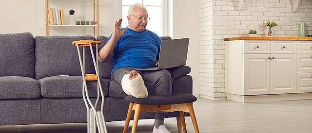 Mann mit gebrochenem Bein - Quantified Health - Digitale Begleitung und Selbstkontrolle im Alltag (DiBeA)
