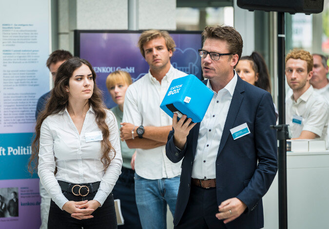 Foto: Eine Frau und ein Mann beim Pitch Innovation