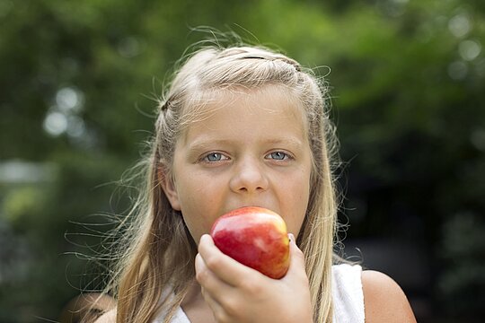 Mädchen, Apfel