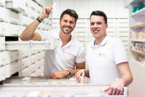 Thore Schölermann mit einem PTA in einer Apotheke