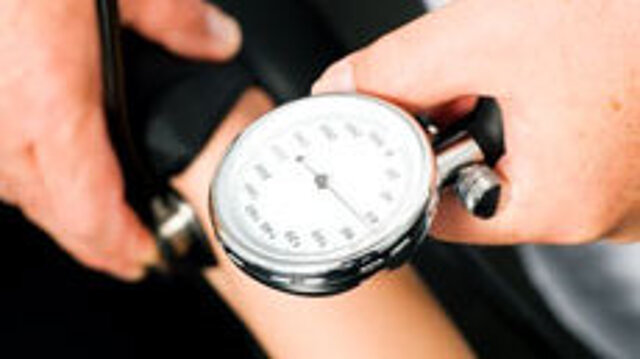 Foto: Pulsmessgerät am Arm eines Patienten