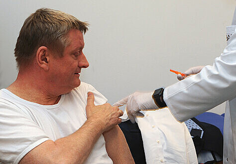 Bundesgesundheitsminister Hermann Größe lässt sich gegen Grippe impfen