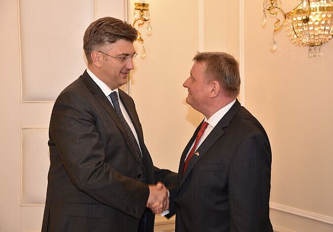 Foto: Bundesgesundheitsminister Gröhe reicht Premierminister Andrej Plenković die Hand; sie befinden sich in einem hellen Saal mit den Kerzenleuchtern an den Wänden