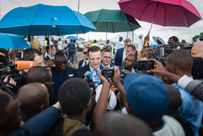 Bundesgesundheitsminister Jens Spahn stellt sich in Afrika den Fragen der Journalisten