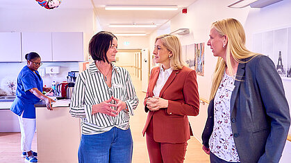 Bundesgesundheitsministerin Nina Warken besuchte am 6. August 2025 das Seniorenzentrum St. Elisabeth-Stift in Berlin.