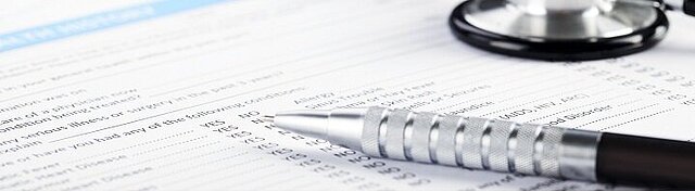 Foto: Stetoskop mit Stift und Schreiblock