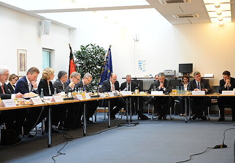 Foto: ein weiteres Bild bei dem die Teilnehmer des Pharmadialogs der Bundesregierung beisammen sitzen und verschiedene Themenbereiche besprechen