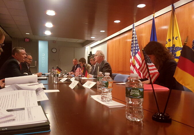 Foto: Gesundheitsminister Gröhe und sein Amtskollege Tom Price sitzen mit weiteren Personen an einem Konferenztisch