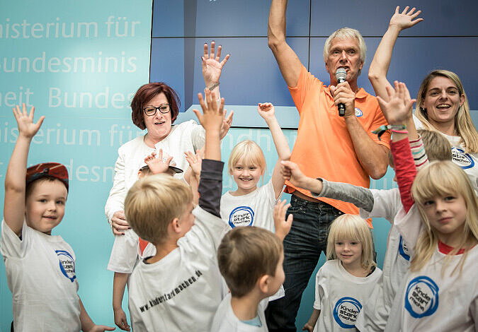 Foto: Kinder auf der Bühne zusammen mit Ingrid Fischbach der Maus aus der Sendung mit der Maus