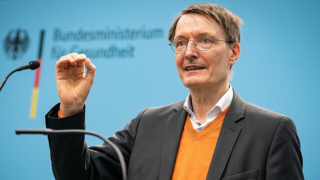 Bundesgesundheitsminister Prof. Karl Lauterbach spricht bei einer Pressekonferenz im BMG