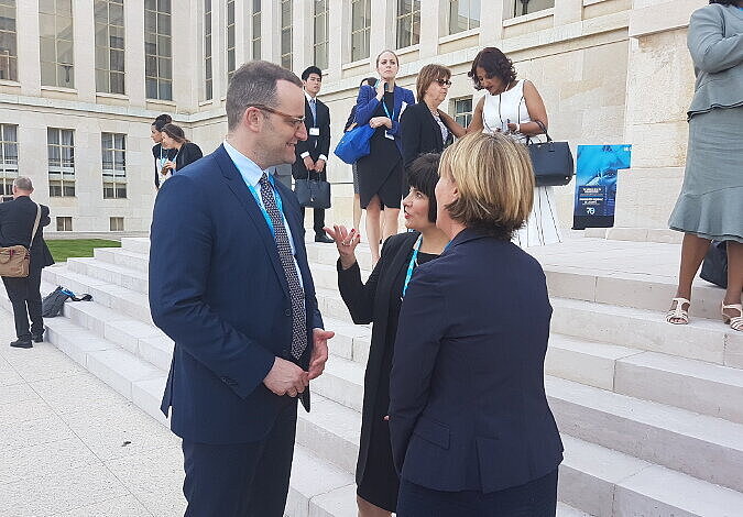 Foto: Bundesgesundheitsminister Jens Spahn im Gespräch mit Politikern in Genf