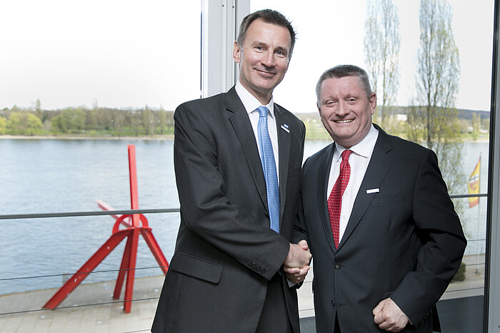 Foto: Jeremy Hunt und Hermann Gröhe im Außenbereich des Kongresszentrums