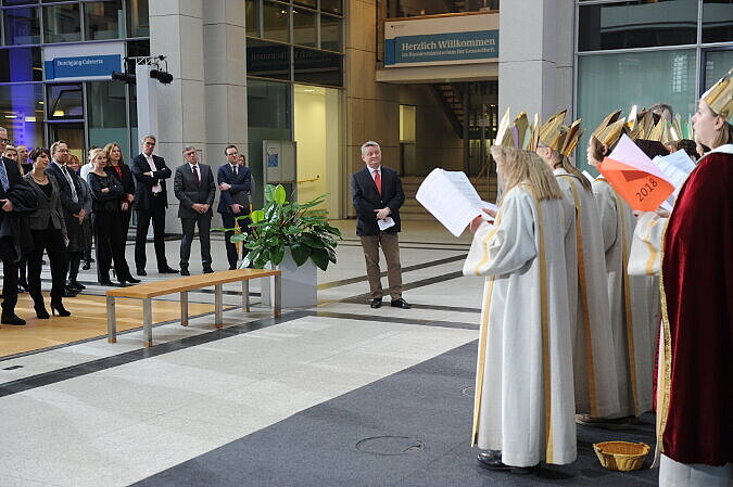 Die Sternsinger singen für die Mitarbeiter und die Leitung des Ministeriums Dreikönigslieder