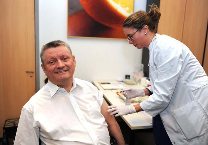 Bundesgesundheitsminister Hermann Gröhe lässt sich von einer Ärztin gegen die Grippe impfen (Foto: BMG/Schinkel)