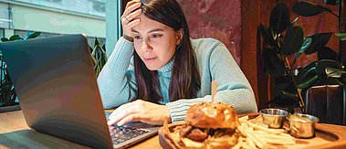 Frau am Laptop