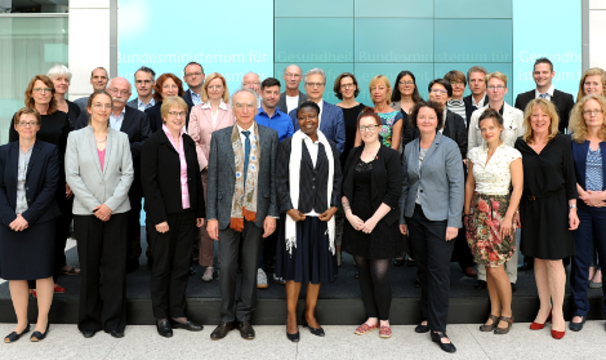 Gruppenfoto der Gremienmitglieder im Foyer des Bundesgesundheitsministeriums in Berlin