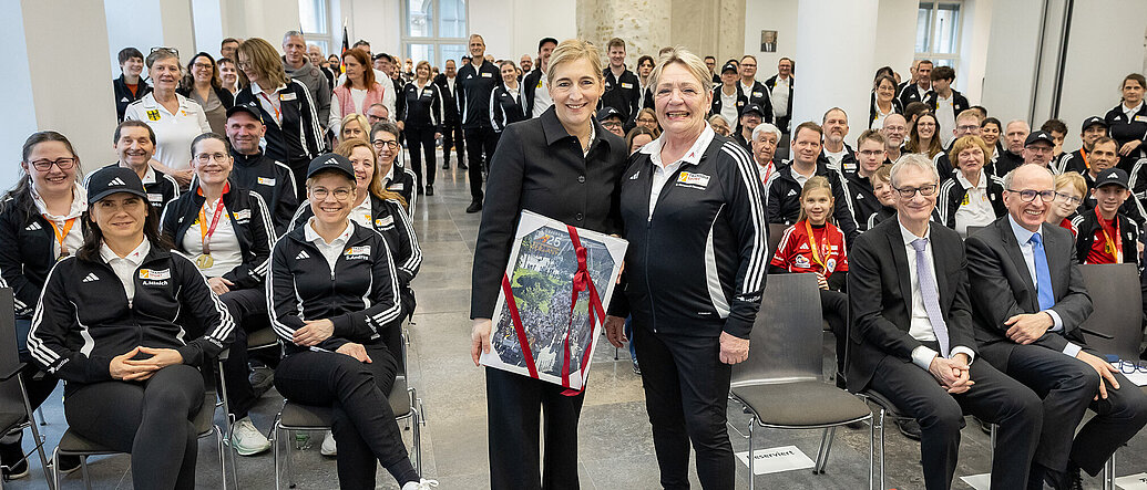 Bundesgesundheitsministerin Nina Warken mit Athletinnen und Athleten der deutschen Delegation der World Transplant Games