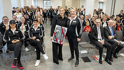 Bundesgesundheitsministerin Nina Warken mit Athletinnen und Athleten der deutschen Delegation der World Transplant Games