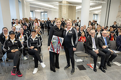 Bundesgesundheitsministerin Nina Warken mit Athletinnen und Athleten der deutschen Delegation der World Transplant Games