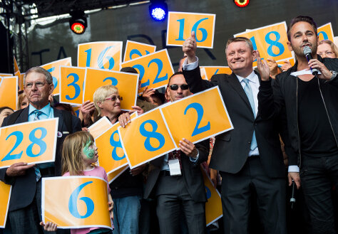 Foto: Bundesgesundheitsminister Hermann Gröhe hält mit Teilnehmern des Organspendetages Zahlen in der Hand.
