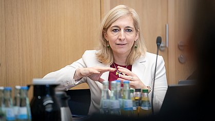 Bundesgesundheitsministerin Nina Warken im Gespräch