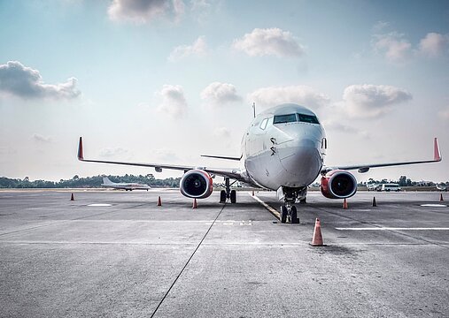 Foto: Flugzeug in Frontalansicht auf Start- oder Landebahn