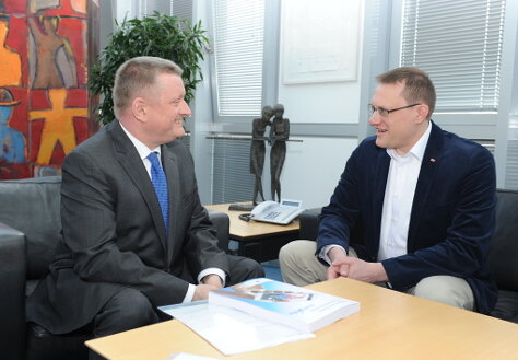 Foto: Minister Gröhe im Gespräch mit Dr. med. Urs-Vito Albrecht