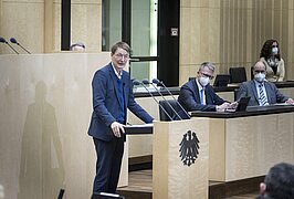 Bundesgesundheitsminister Prof. Karl Lauterbach spricht im Bundesrat