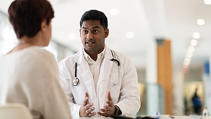 Indischer Arzt unterrichtet seinen Patienten
