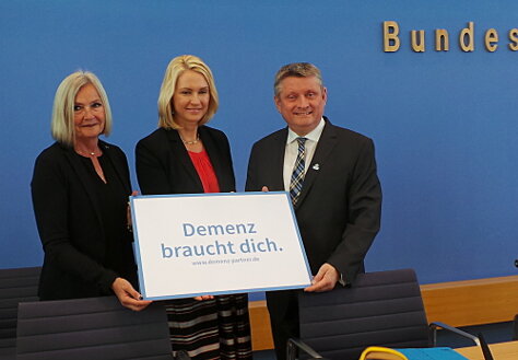 Bundesgesundheitsminister Hermann Gröhe mit Bundesfamilienministerin Manuela Schwesig und der ersten Vorsitzenden der Deutschen Alzheimer Gesellschaft, Monika Kaus bei der Pressekonferenz.