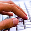 Foto: Eine Hand liegt auf einer Computer-Tastatur