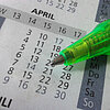 Foto: Ein grüner Stift liegt auf einem Kalender 