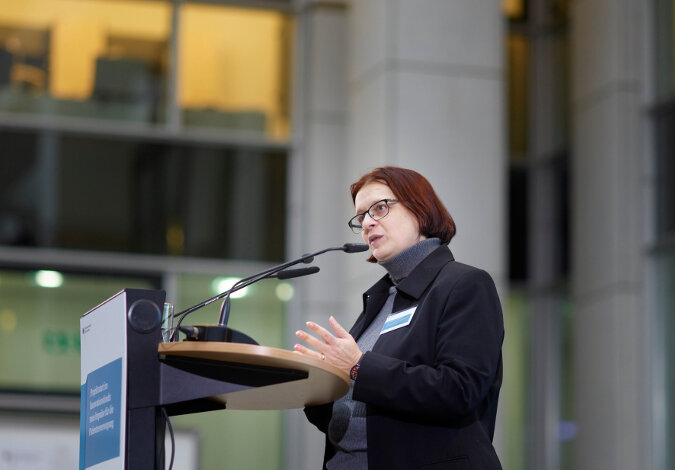 Dr. Ilona Köster-Steinebach steht am Rednerpult und spricht