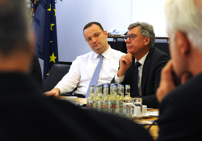 Bundesgesundheitsminister Jens Spahn und der beamtete Staatssekretär Lutz Stroppe im Gespräch