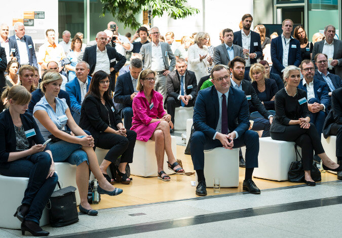 Foto: Bundesgesundheitsminister Jens Spahn und das Publikum beim Pitch Innovation