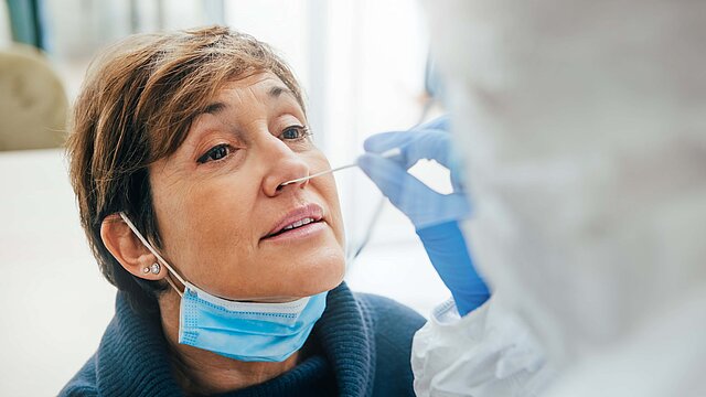 Frau wird auf COVID-19 getestet