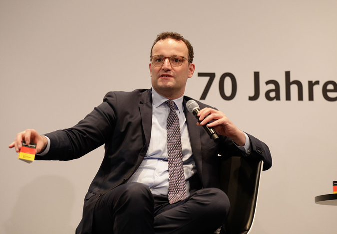 Spahn zeigt auf das Grundgesetz