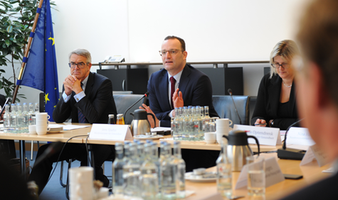 Spahn mit weiteren Menschen in einem Meeting.