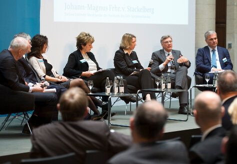 Podiumsdiskussion mit Staatssekretär Lutz Stroppe sowie Expert/-innen aus Medizin, Wissenschaft und Wirtschaft zum Thema "Industrie und Arzneimittelversorgung im Wandel. Was nutzt den Patientinnen und Patienten?".