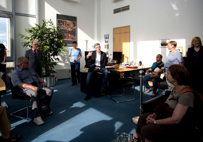 Staatssekretär Lutz Stroppe in seinem Büro im Gespräch mit Besuchern beim Tag der offenen Tür