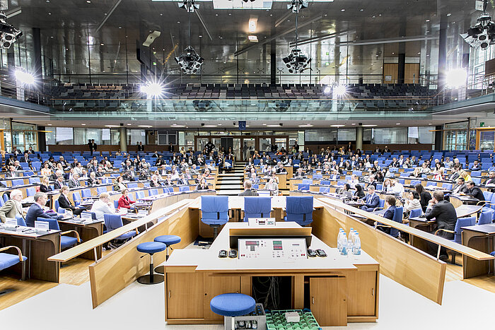 Foto: Blick übers Rednerpult in die Zuschauerreihen