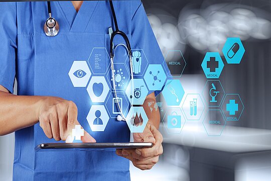Arzt mit Tablet - Digitalisierung