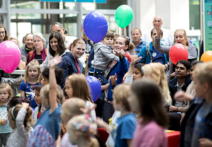 Am Tag der offenen Tür waren viele Eltern mit ihren Kindern im BMG