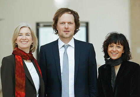 Foto: Die Preisträgerinnen Jennifer A. Doudna (links) und Emmanuelle Charpentier (rechts) und der Nachwuchspreisträger Dr. Claus-Dieter Kuhn (Mitte).