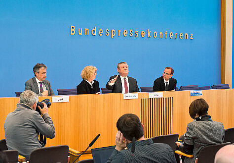 Foto: Minister Gröhe beantwortet Fragen in der Bundespressekonferenz.