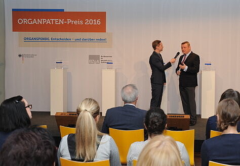 Foto: Minister Gröhe wird auf der Bühne vom Moderator interviewt.