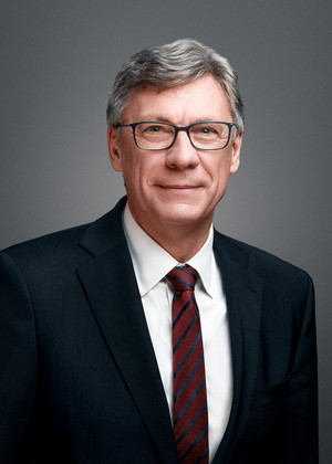 Portrait vom Staatssekretär Lutz Stroppe im Hochformat (Bildquelle: BMG) Portrait vom Staatssekretär Lutz Stroppe im Hochformat