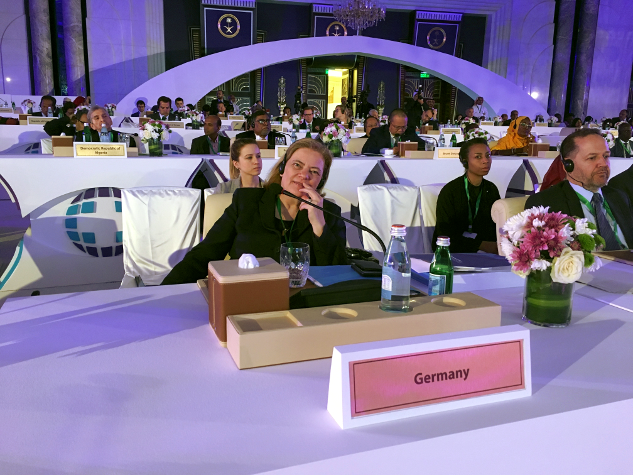 Parlamentarische Staatssekretärin Sabine Weiss sitzend beim 4. Patient Safety Summit in Dschidda, Saudi Arabien